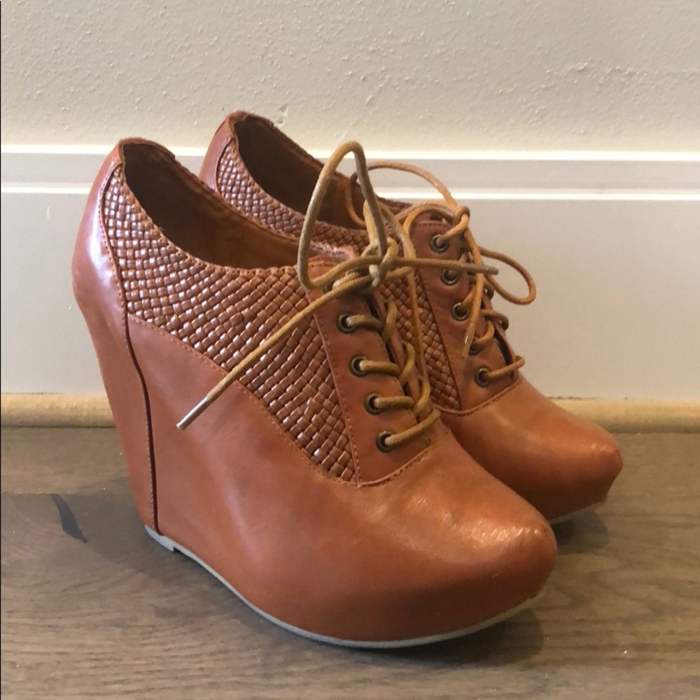 Cooperative wedge heels